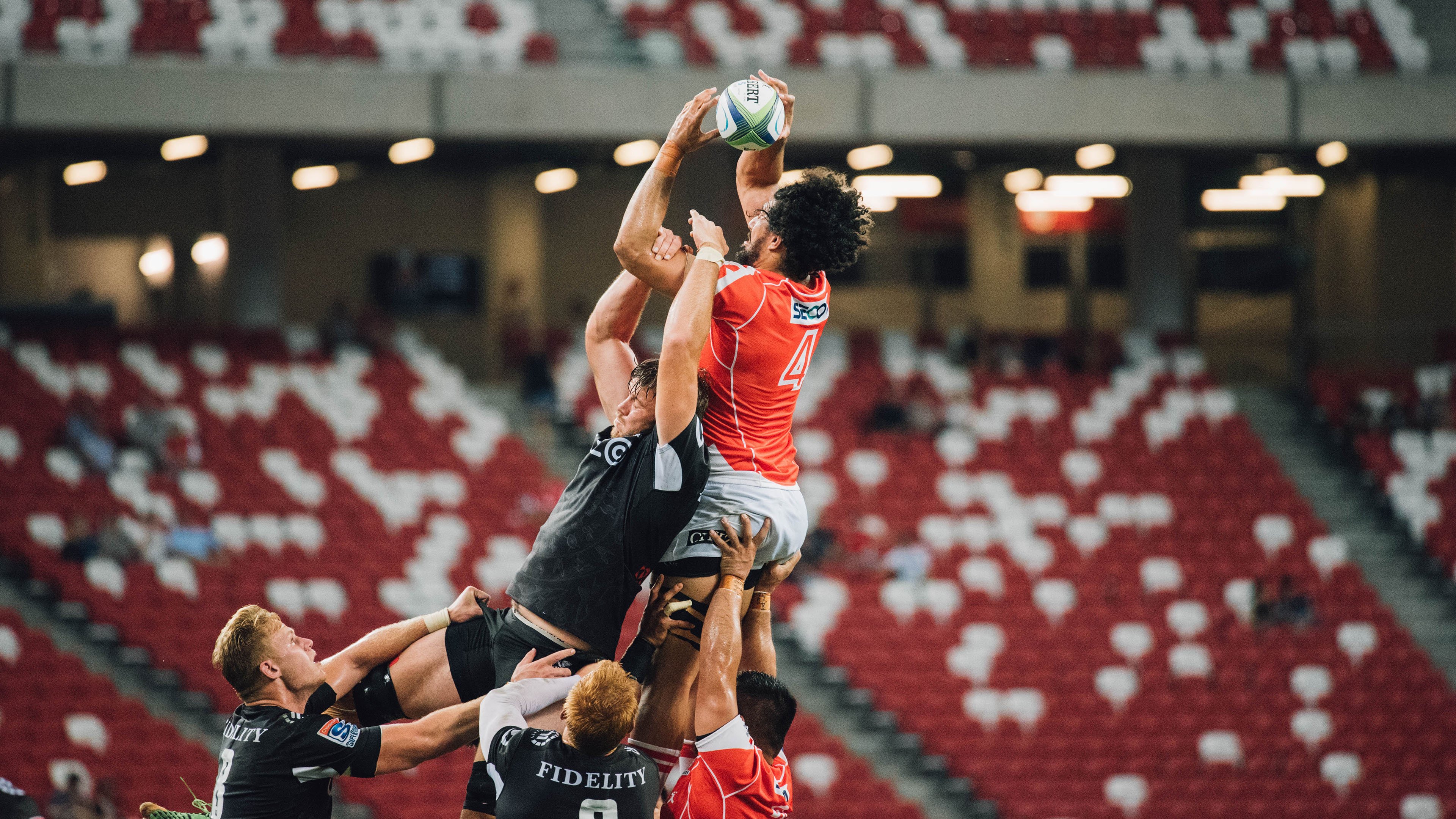 【现场气氛火爆】球迷疯狂助威点燃比赛激情，球迷疯狂庆祝